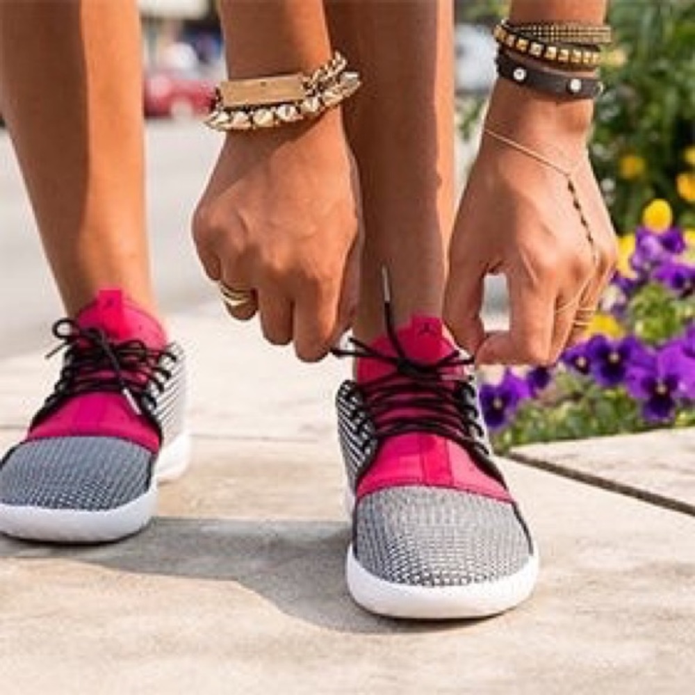 Tennis shoes